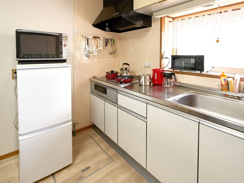 ・ [Kitchen] Equipped with microwave and refrigerator! Easy-to-use kitchen
