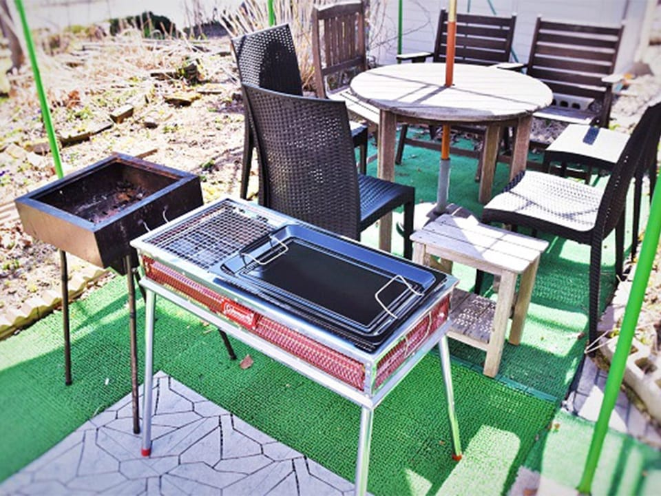 ・ You can use the stove, charcoal, net, and iron plate for free.