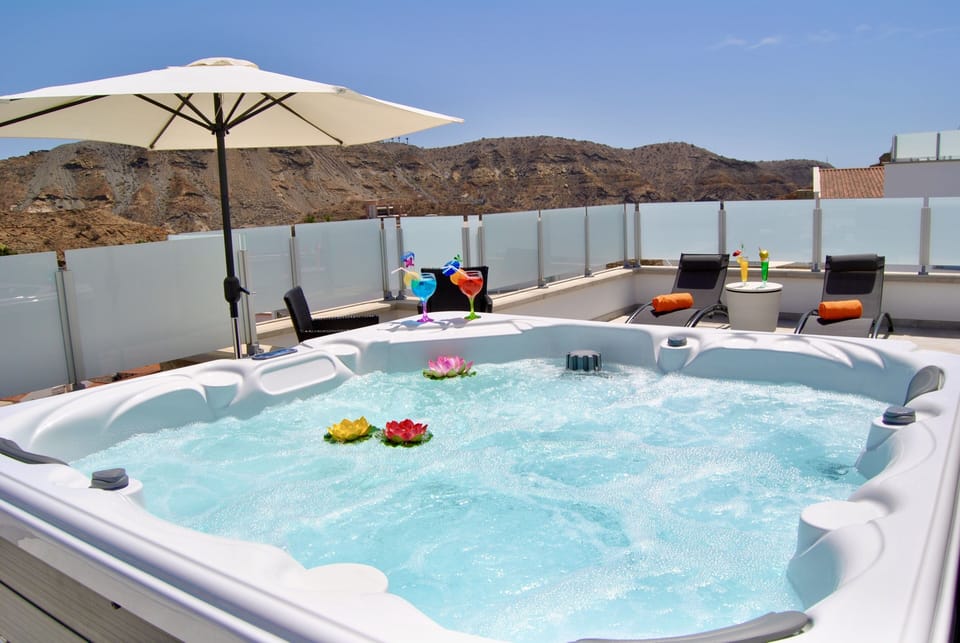 Outdoor spa tub