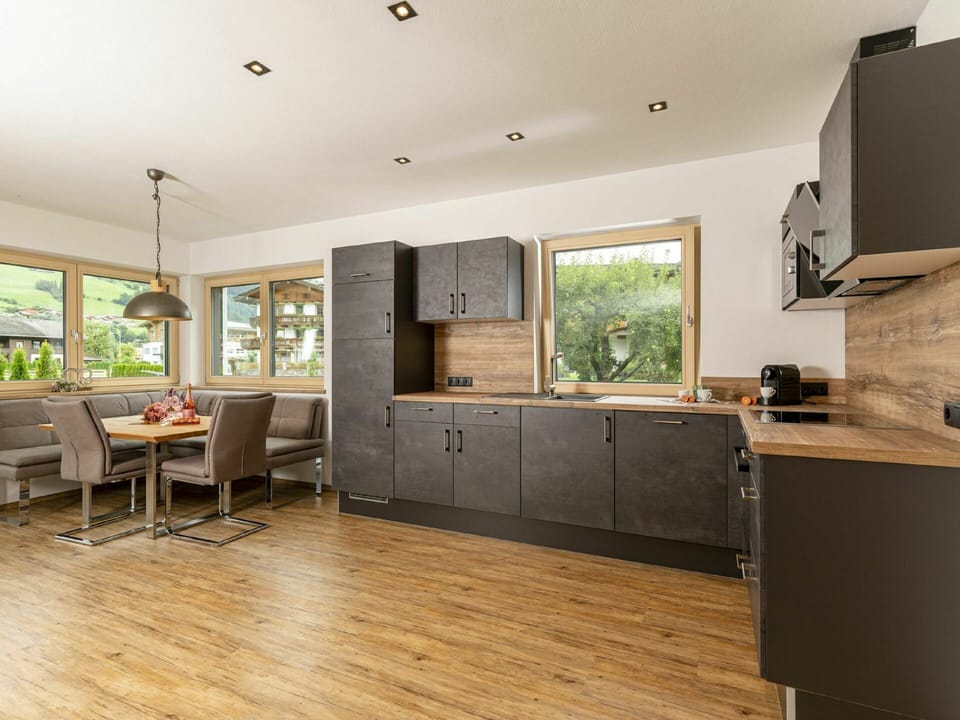 Room, Wood Flooring, Furniture, Property, Floor, Interior Design, Building, Ceiling, Hardwood, Kitchen