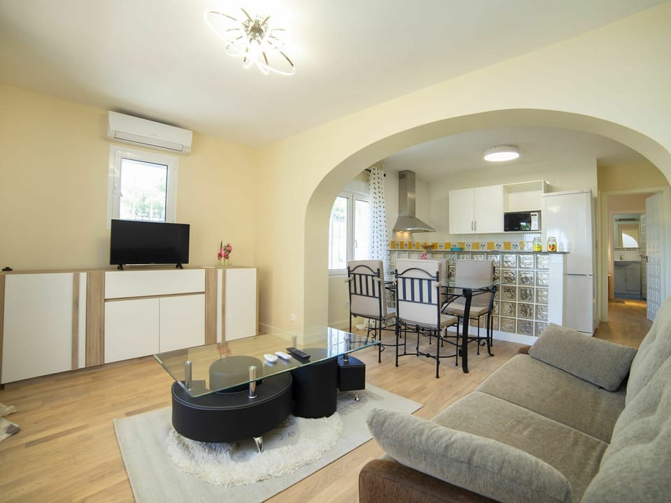 Room, Living Room, Property, Furniture, Interior Design, Ceiling, Building, Floor, Yellow, Real Estate