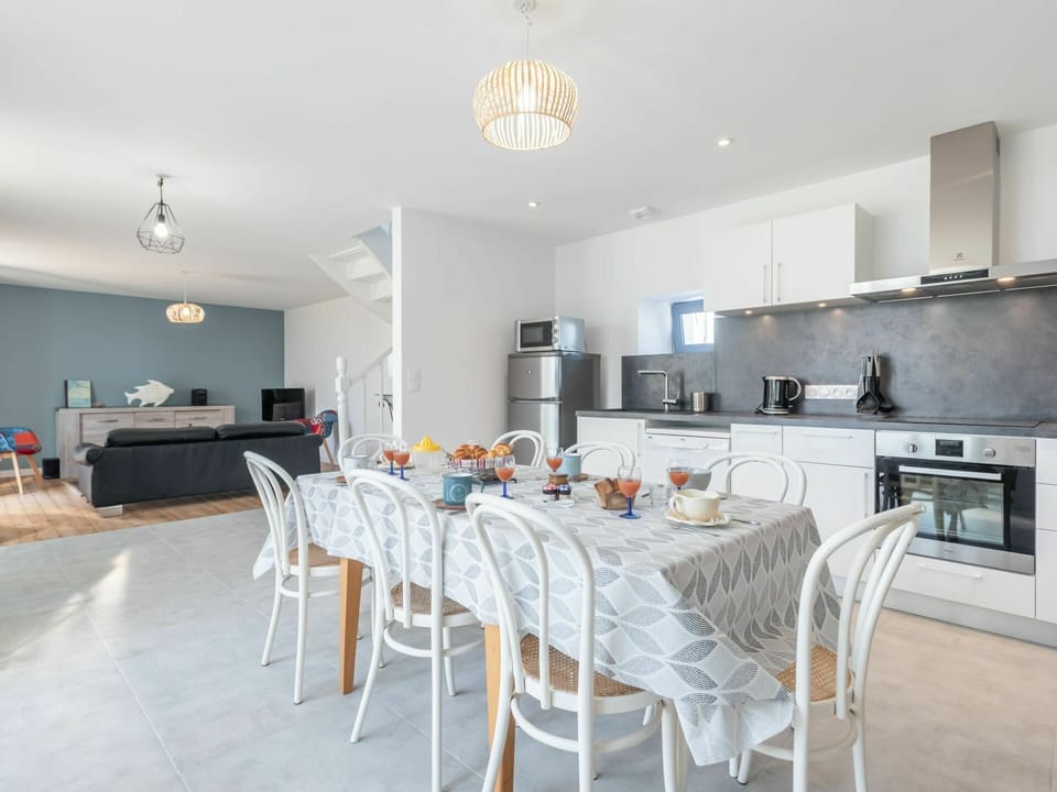 Room, Furniture, Property, Kitchen, Countertop, Interior Design, Building, Real Estate, Floor, Table