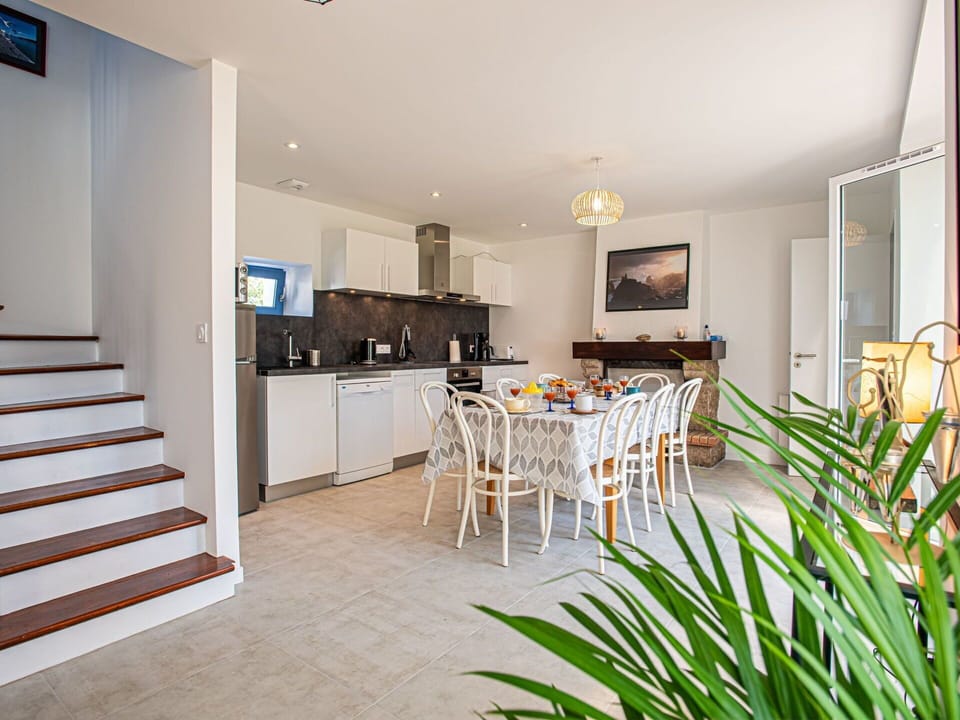 Furniture, Property, Table, Plant, Chair, Wood, Interior Design, Houseplant, Living Room, Floor