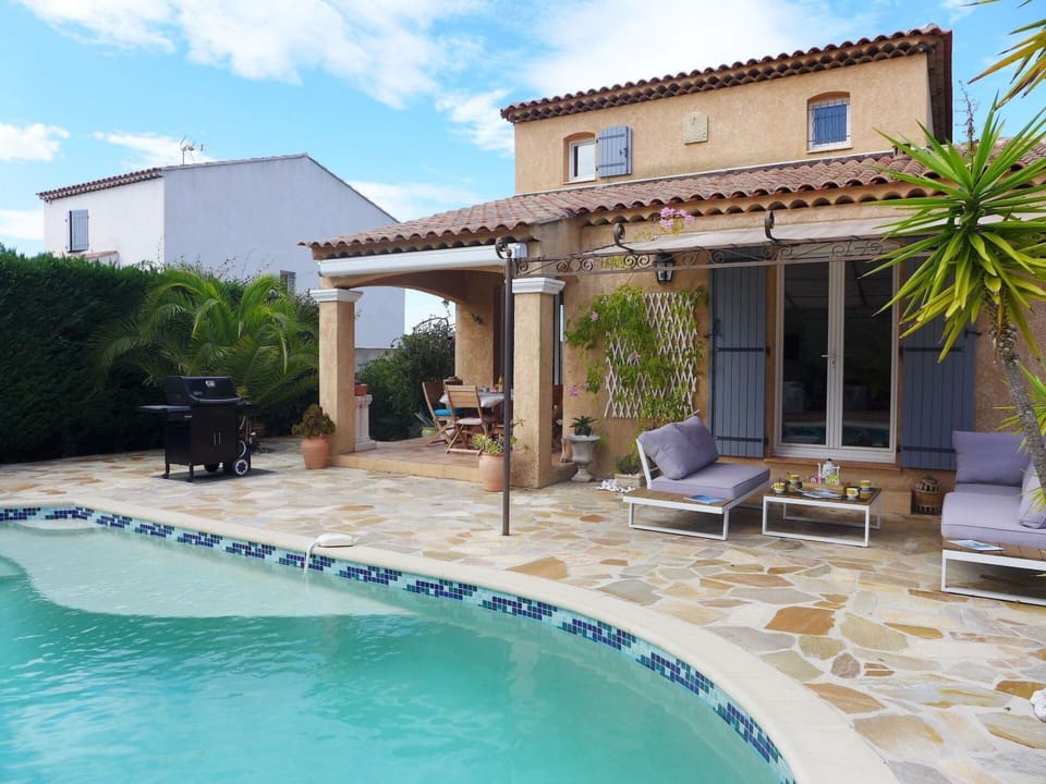 Water, Building, Sky, Plant, Property, Cloud, Window, Swimming Pool, Azure, Outdoor Furniture