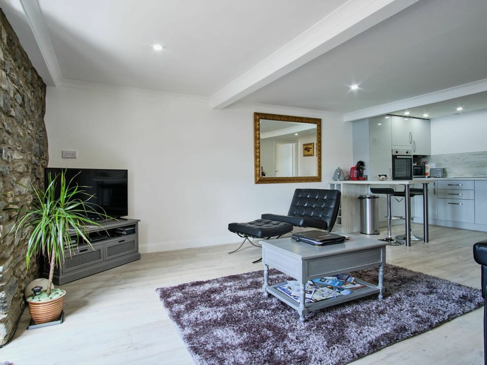 Plant, Furniture, Couch, Building, Table, Houseplant, Flowerpot, Interior Design, Hall, Flooring