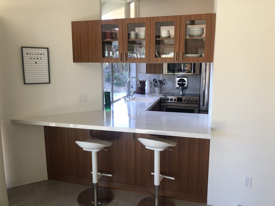 Breakfast bar off kitchen 