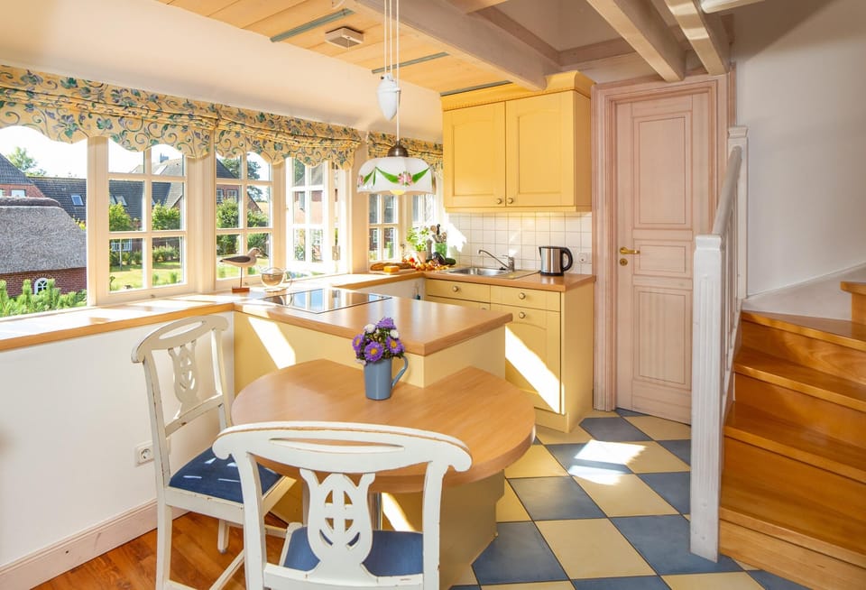 Round dining table in apartment Hafis no. 12