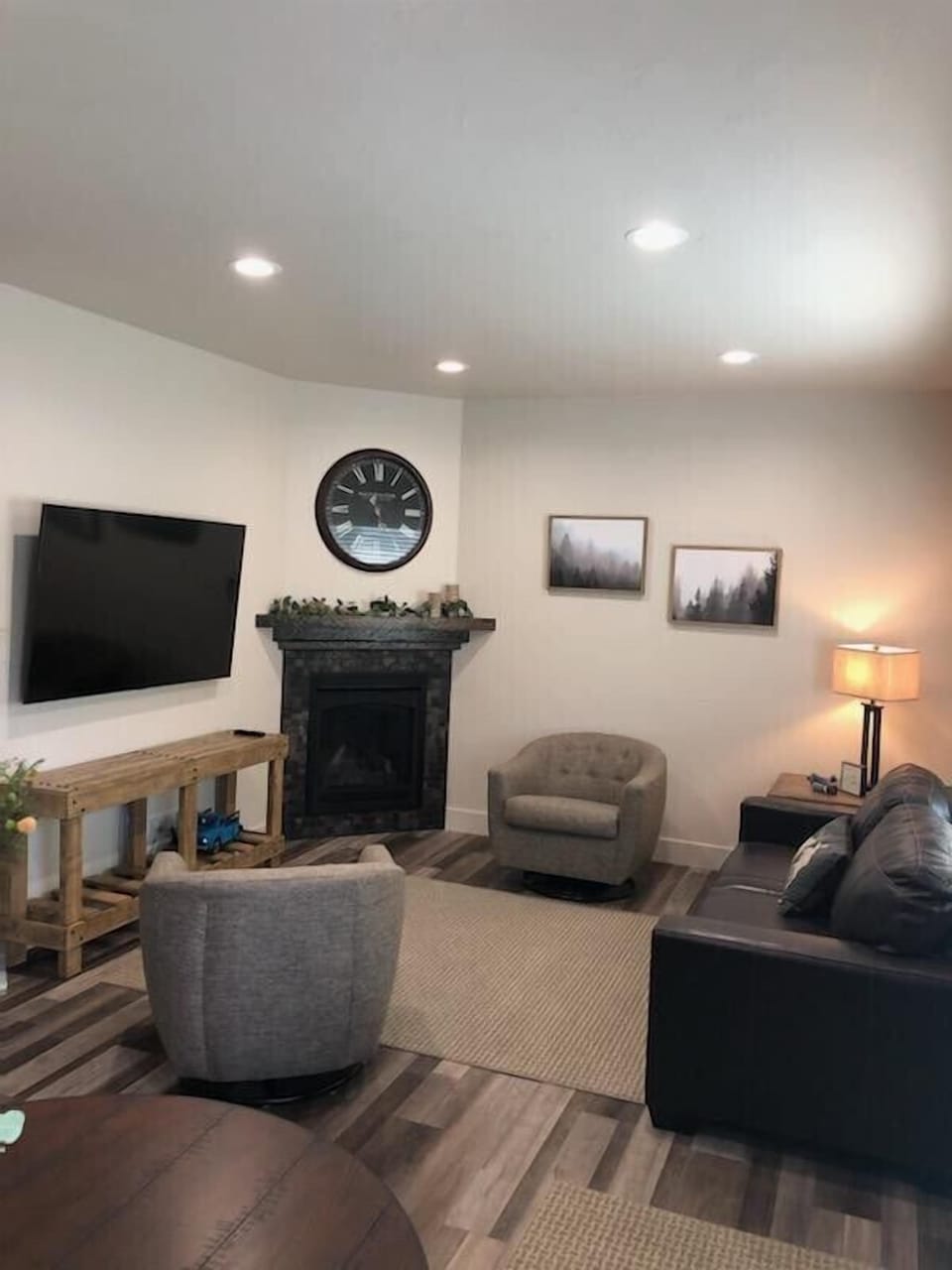 Living room, fireplace, 65" Smart TV