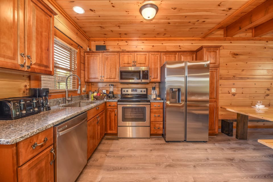 【Kitchen】Fully equipped with Keurig coffee machine, blender, toaster, dishwasher, microwave, stove+oven, fridge+freezer, dishware, cutlery, everything you'll need to cook!