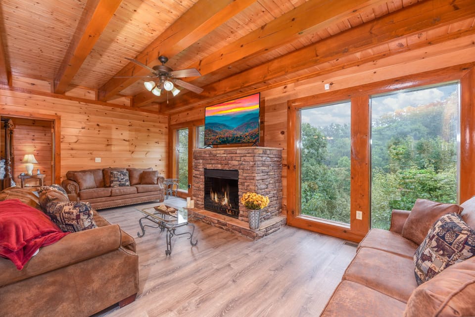 【Living room】Relax in this comfortable space with a beautiful view of the Smoky Mountain.