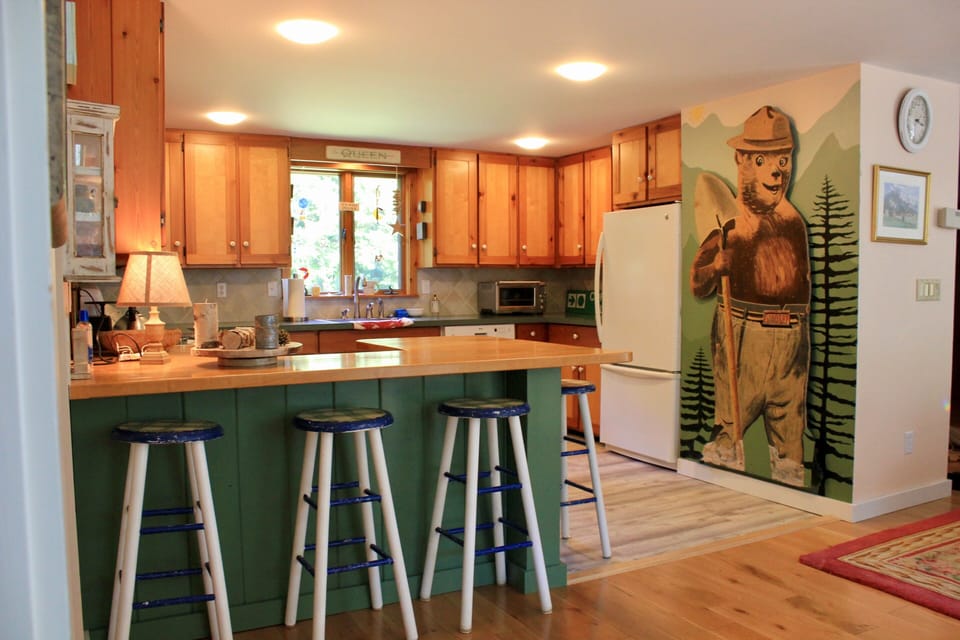 clean, complete kitchen with bar counter and 6 stools