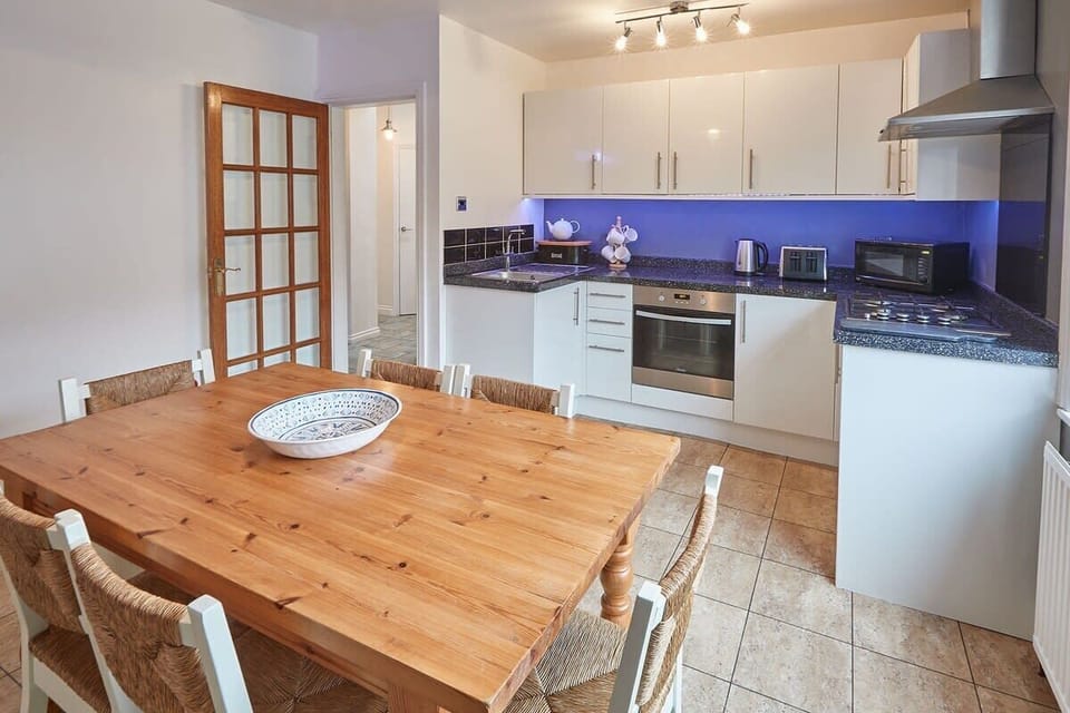 Tenby Cottage, Whitby - Host & Stay