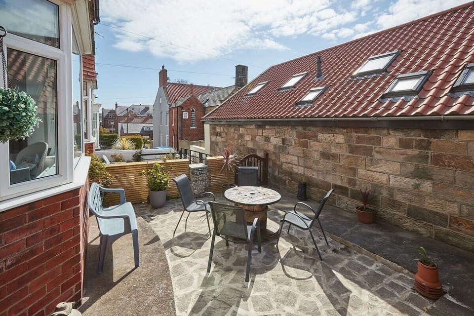 Tenby Cottage, Whitby - Host & Stay