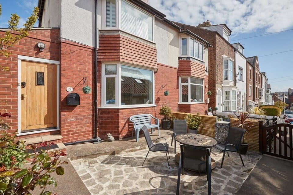 Tenby Cottage, Whitby - Host & Stay