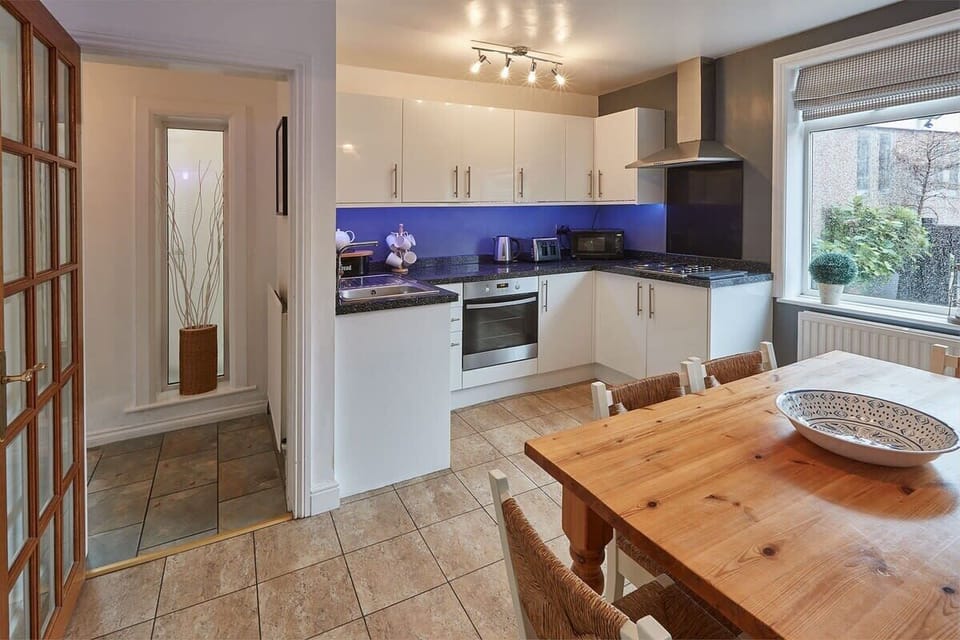 Tenby Cottage, Whitby - Host & Stay