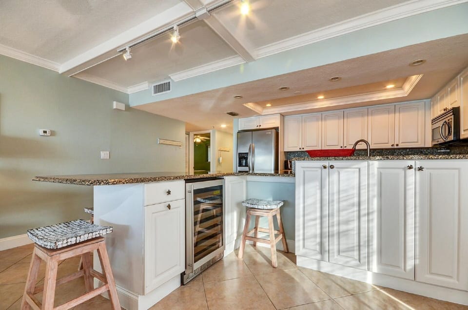 Kitchen / Bar Area