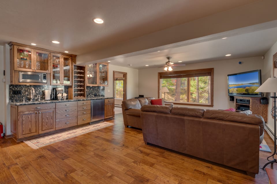2nd level living room and wet bar - 2nd level living room and wet bar