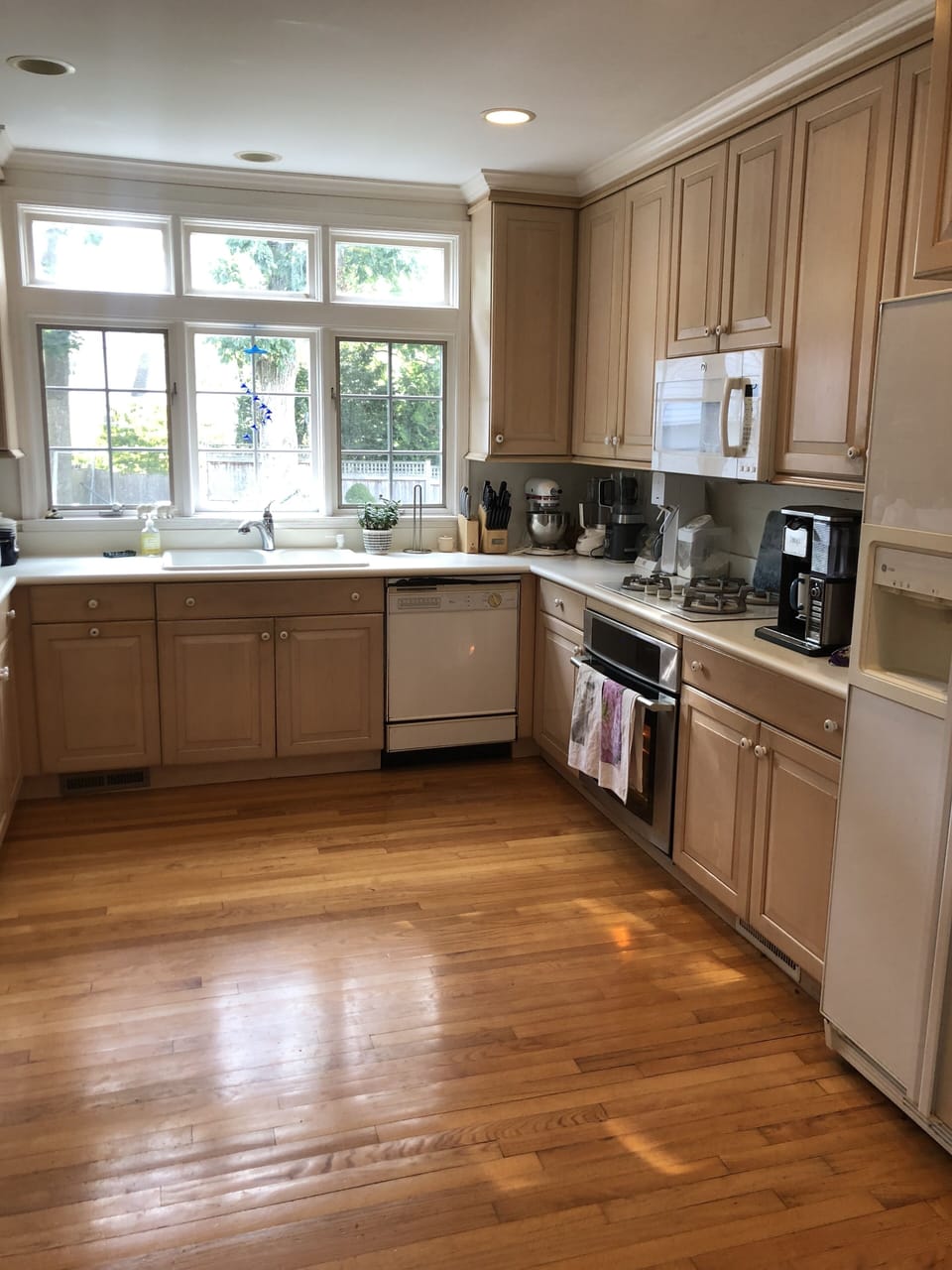 Fully equipped kitchen, open floor plan to family/tv area.Corian island & stools