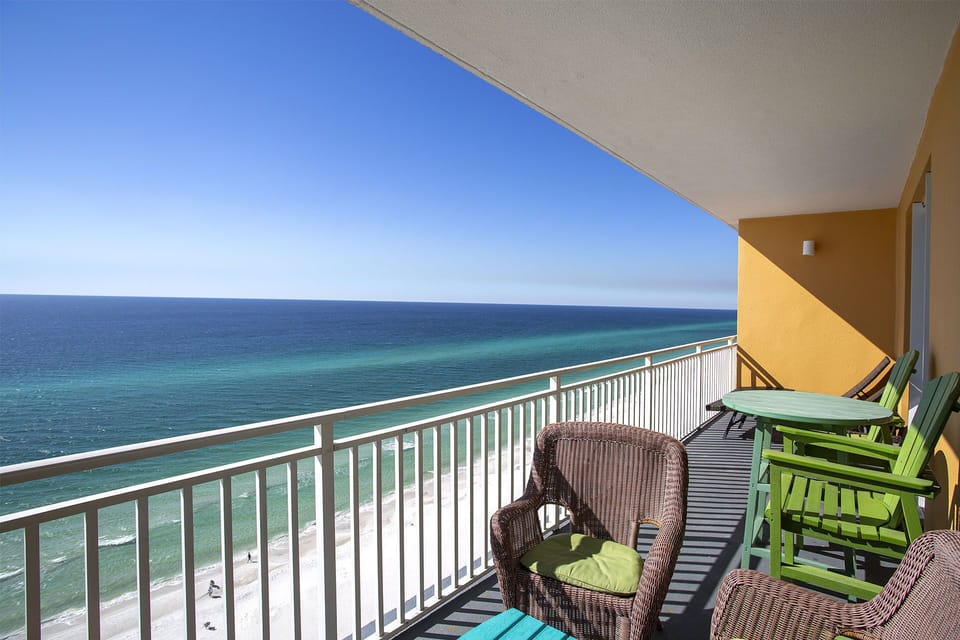 22-Splash-1202E-Balcony