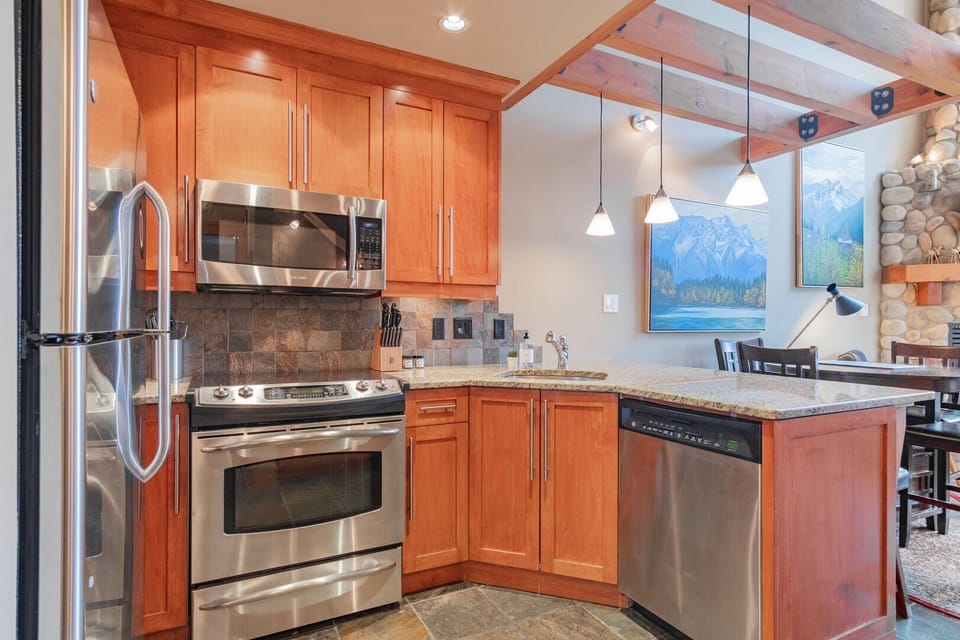 Full kitchen: Stainless steel appliances