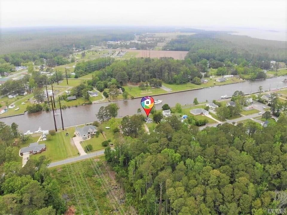 Cottage located directly on Intracoastal Waterway, walk to Coinjock Marina