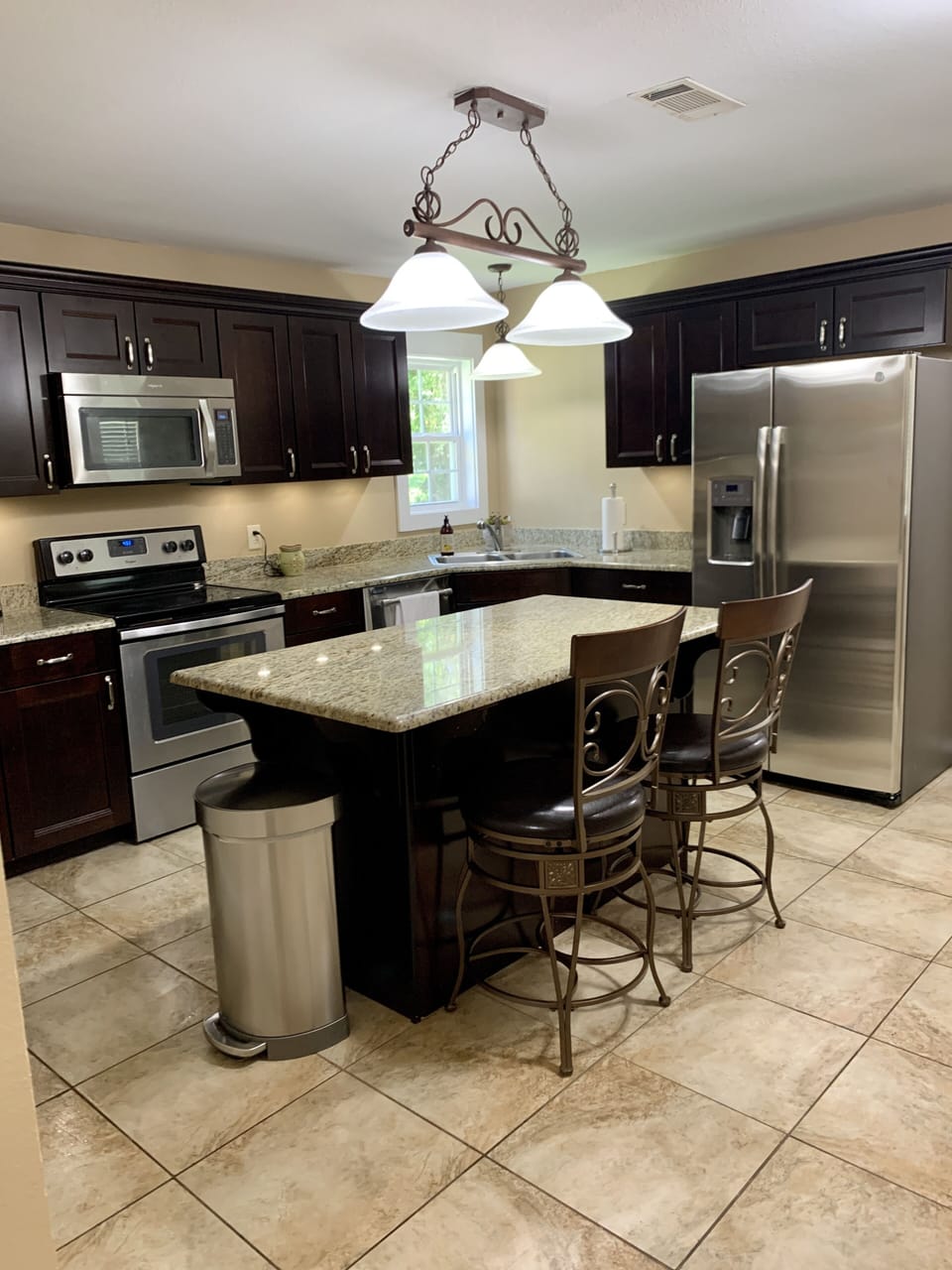 Full-Service Kitchen with seating for 2 at the island