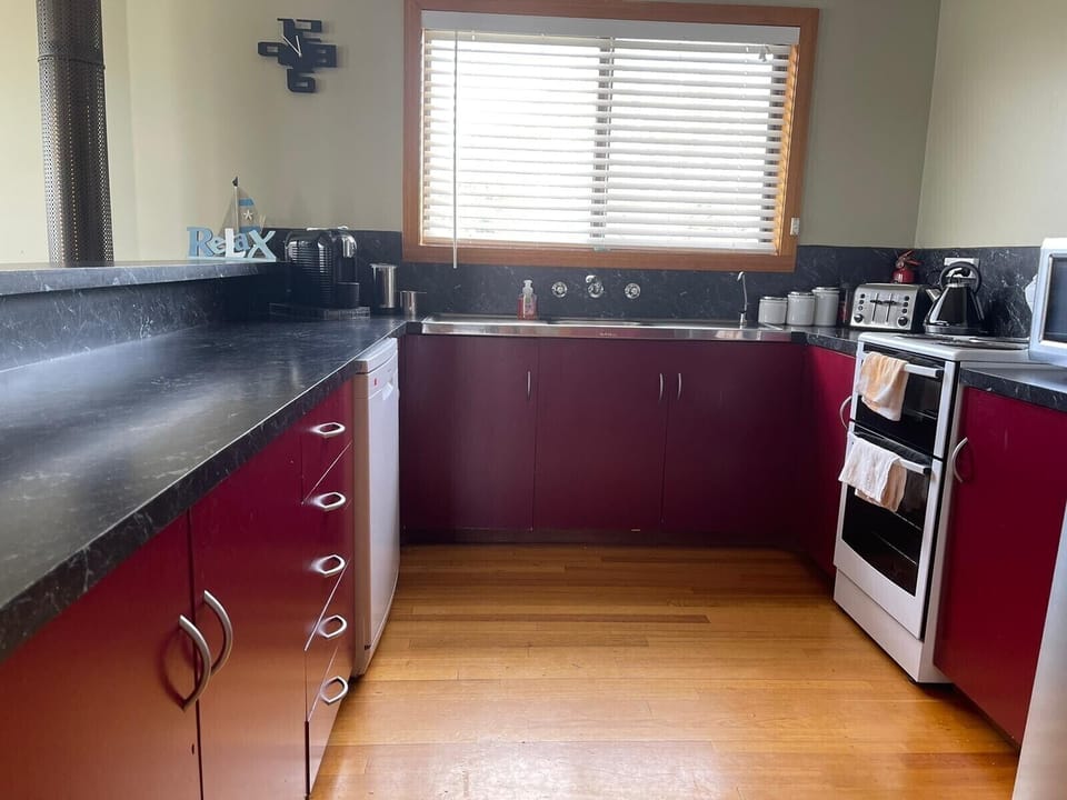 Kitchen (cant see the Double door fridge with plumbed water & ice)