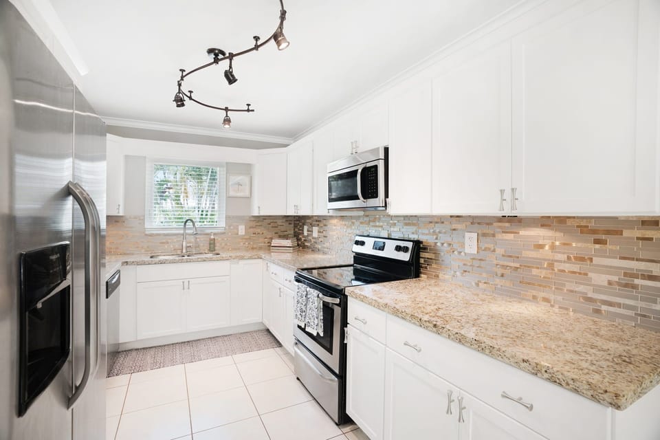 Kitchen with stainless steel appliances, Jura coffee maker and fully equipped.