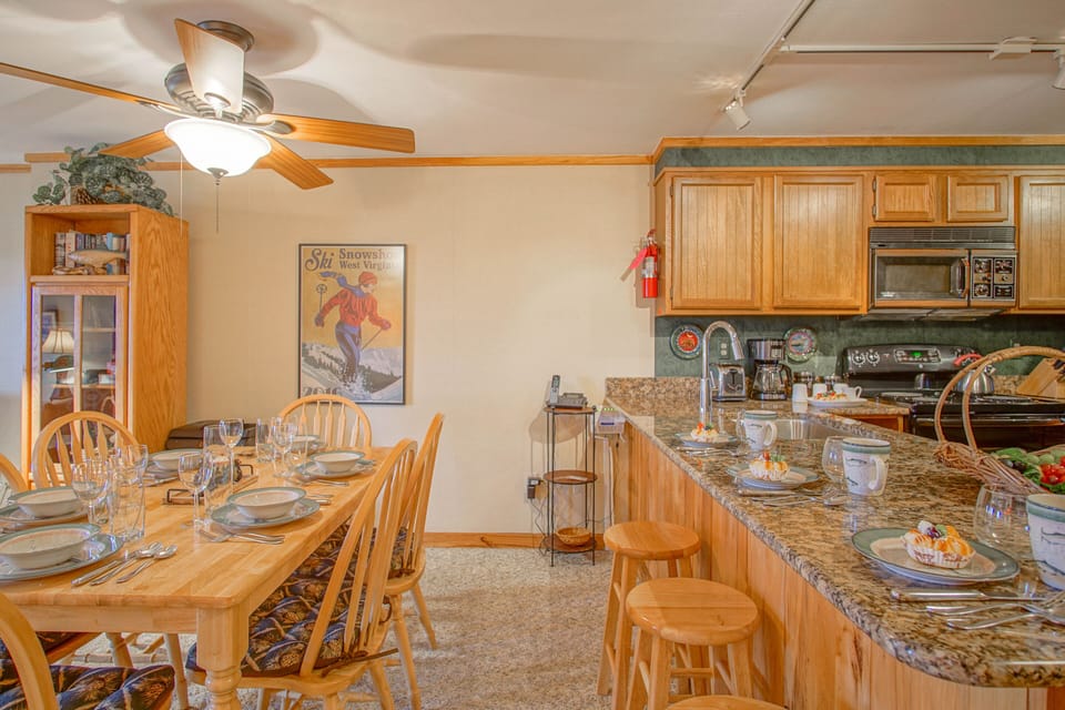 Seating for 3 at the kitchen counter