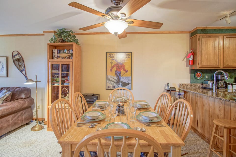 Dinning area with seating for 6