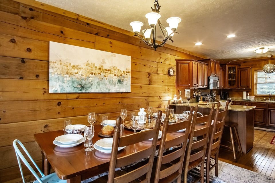 This dining table comfortably seats 10 people.