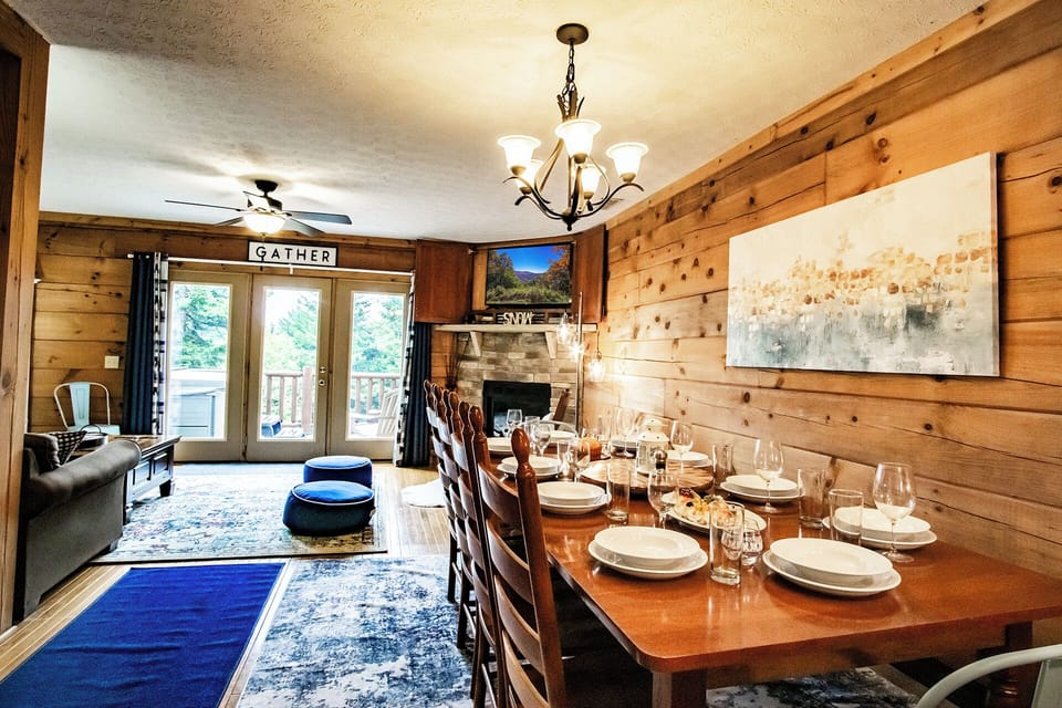 This dining table comfortably seats 10 people.