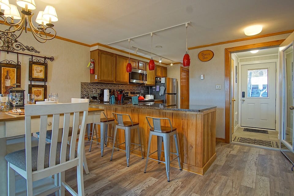 Kitchen counter/island seats 4