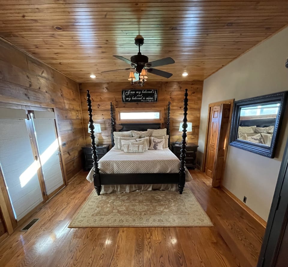 Master bedroom-king bed