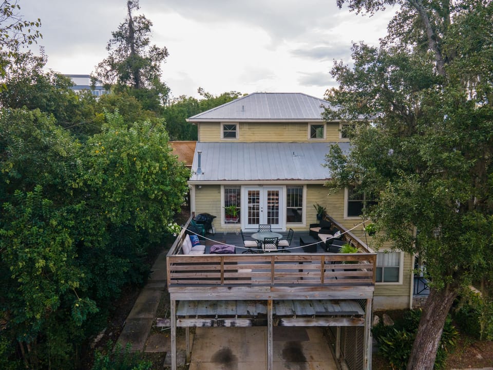 Deck that while in the midst of midtown feels extremely private and relaxing 