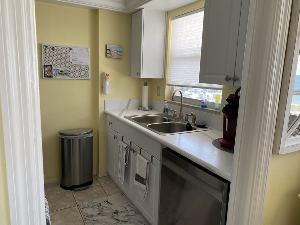 Newly refurbished Kitchen - all new appliances and counter tops!