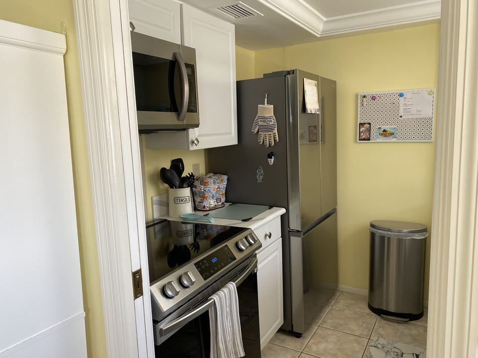 Newly refurbished Kitchen - all new appliances and counter tops!