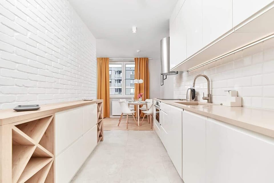 Kitchenette with plenty of kitchen utensils and dishes. 