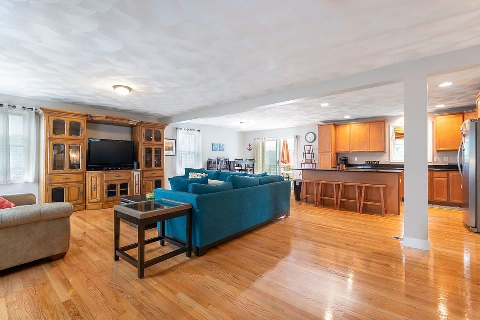 Open floor plan on main level (2nd floor)