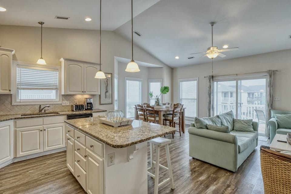 Kitchen/Living Area