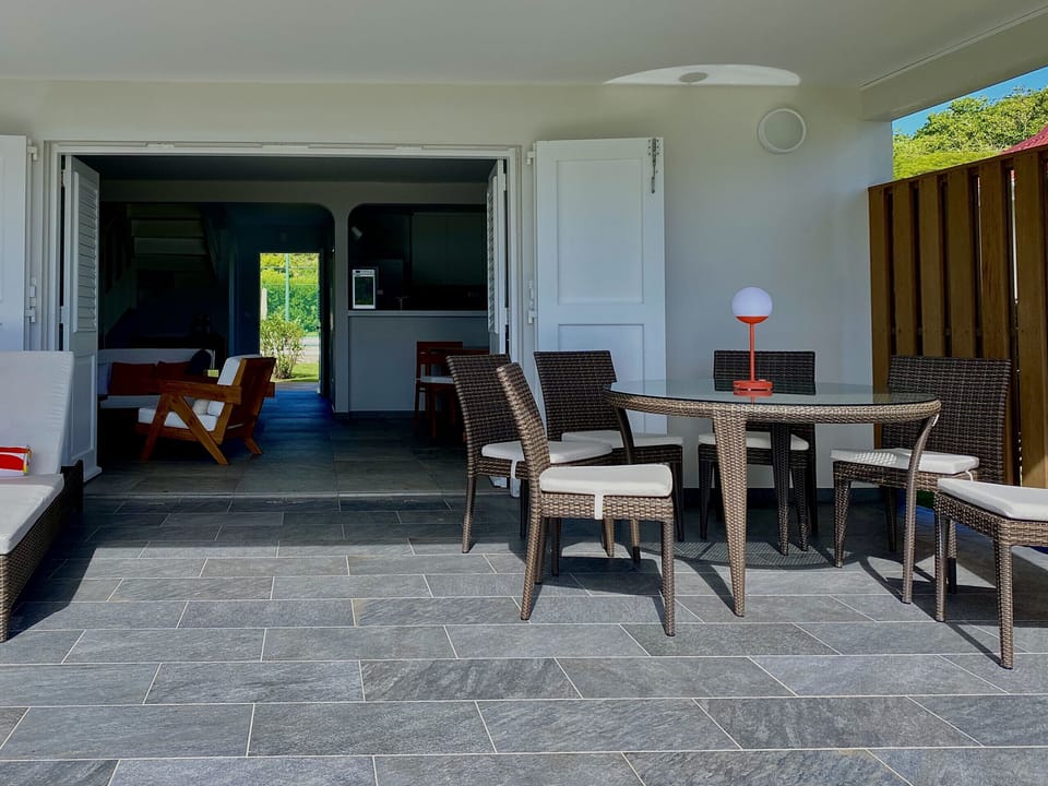 Your meals in the open air on the terrace with a view of the bay of St Jean. A few steps away from your private access to the sea.