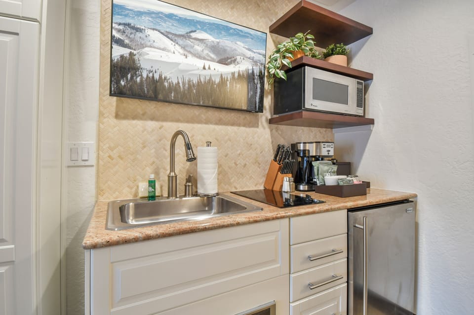 Mini Fridge, microwave, and basic kitchenette

Prepare snacks, morning coffee, and light meals with the suite's kitchenette featuring a mini fridge, microwave, and sink.