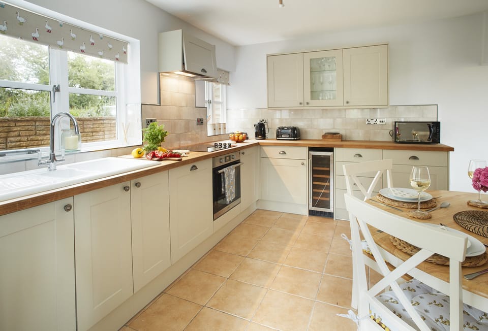 Fully equipped kitchen with table and four chairs