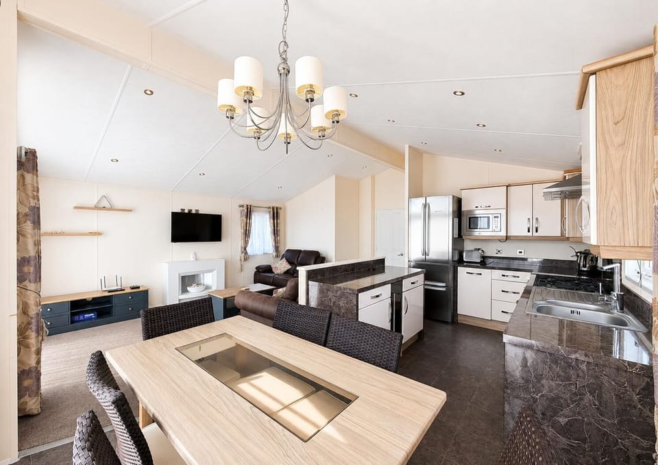 Bring your four-legged friend along for an unforgettable family holiday on the beautiful Suffolk coast. With 2cHolidays, you can find the perfect dog-friendly holiday home in this stunning coastal county.