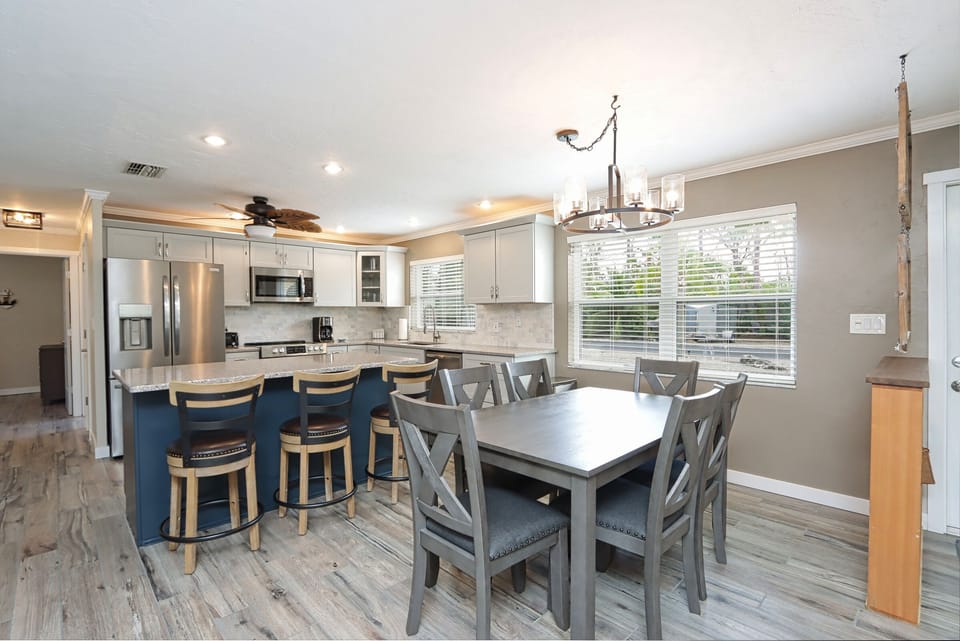 Dining area & Breakfast Bar