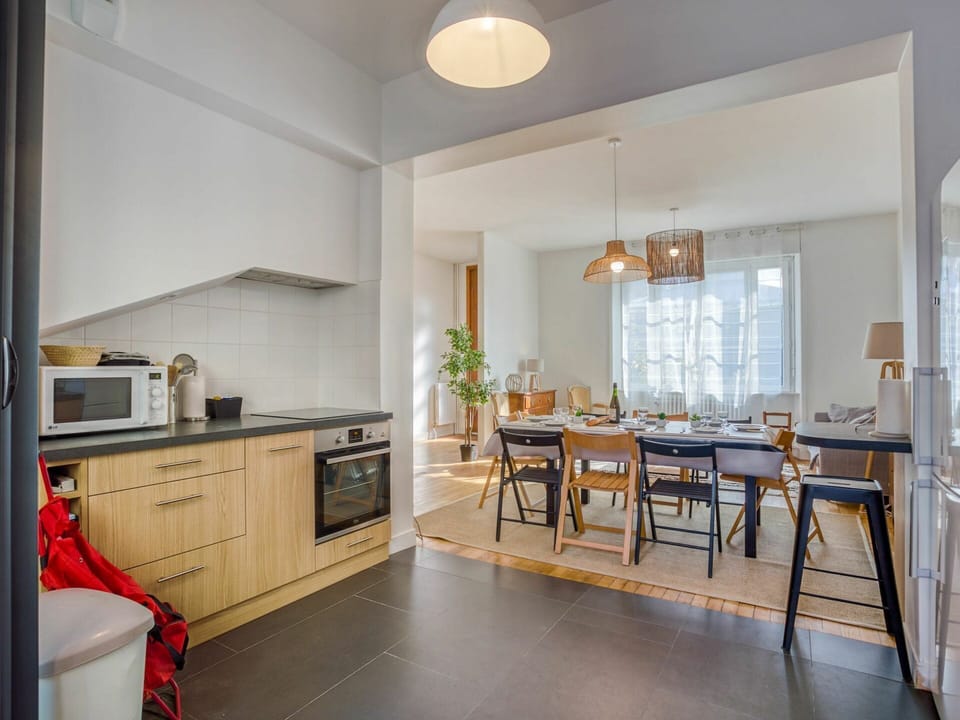 Cabinetry, Property, Countertop, Kitchen, Lighting, Wood, Table, Building, Interior Design, Kitchen Stove