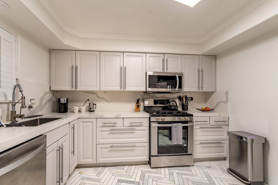 Modern Kitchen w Stainless Steel Appliances