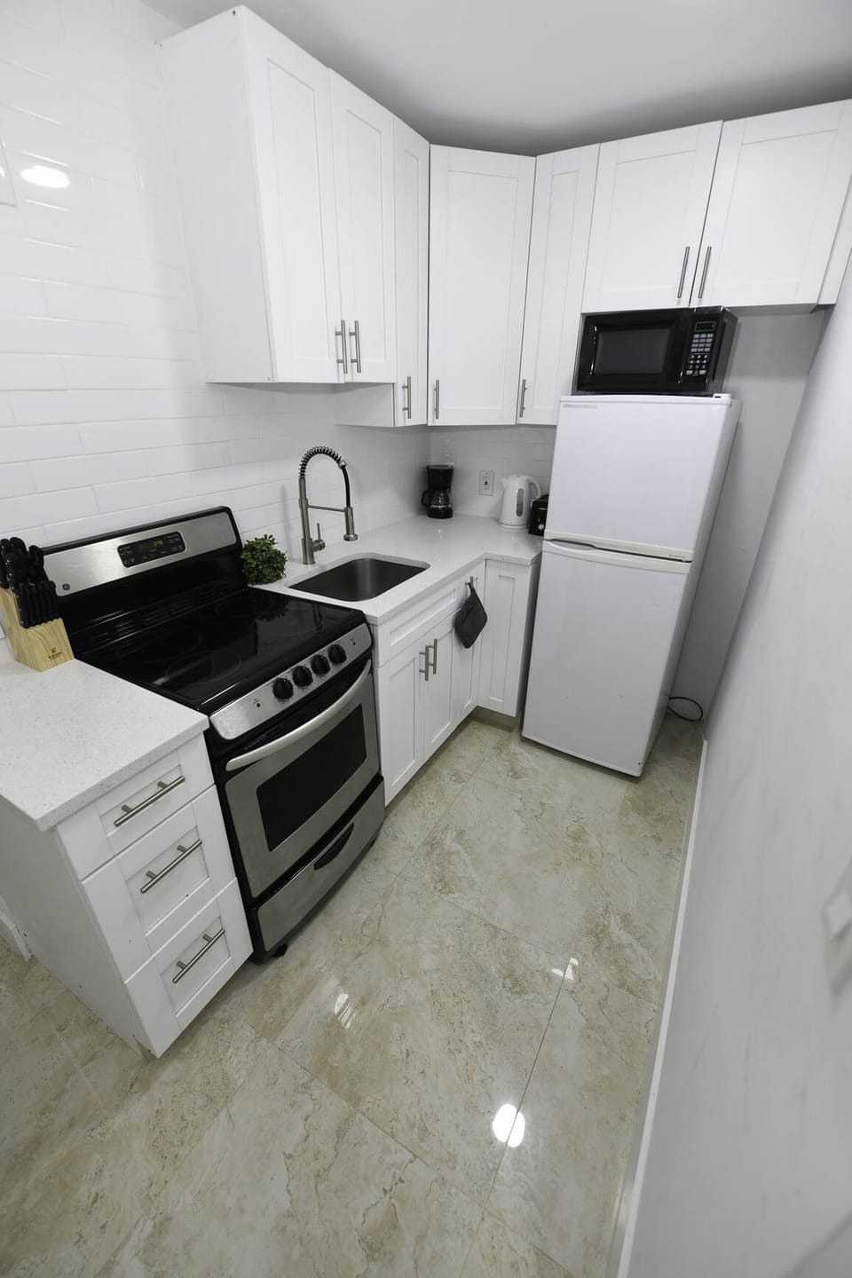 Fully equipped kitchen with all the necessities that will make you feel at home.