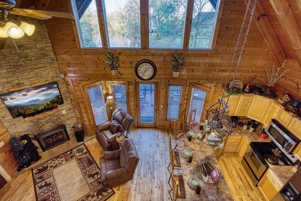 Cabin on the River in the Smoky Mountains - River Livin - Living room view from loft