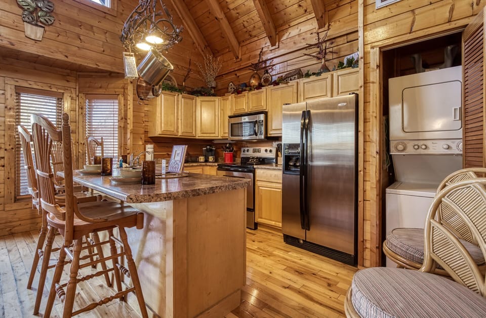 Cabin on the River in Pigeon Forge - River Livin - Bar top and fully furnished kitchen